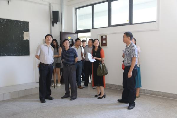王校长视察教学楼.jpg 776net必赢官网